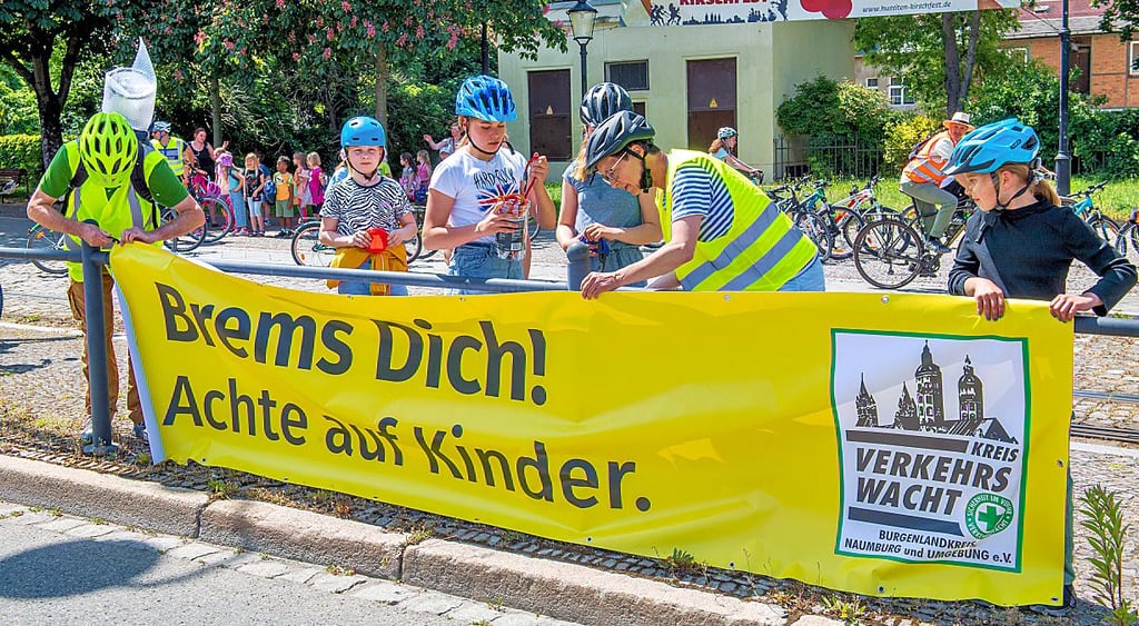 Klare Aufforderung und Botschaft an die Verkehrsteilnehmer: Am Curt-Becker-Platz wird ein Banner der Kreisverkehrswacht aufgehängt.