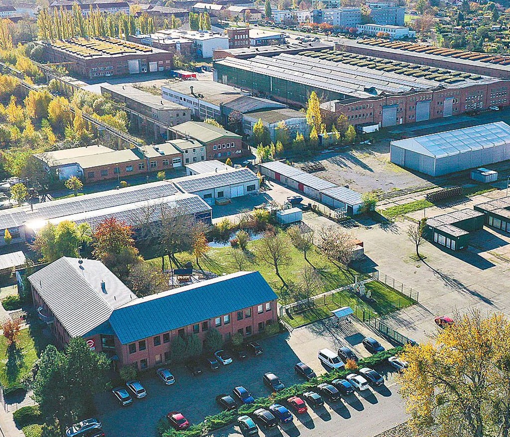 Gelände und Werkshallen der Streicher Anlagenbau GmbH & Co. KG Gommern aus der Luft gesehen. Das Unternehmen geht derzeit einen wichtigen Schritt in Richtung Energiewende.