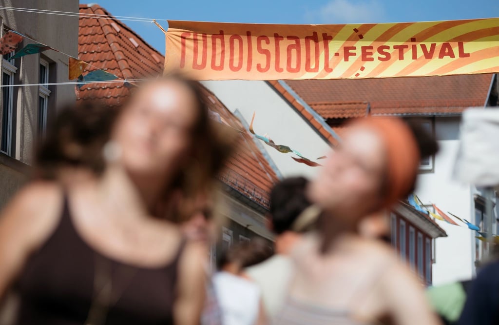 Besucher tanzen beim „Rudolstadt Festival 2018“ in der Innenstadt.