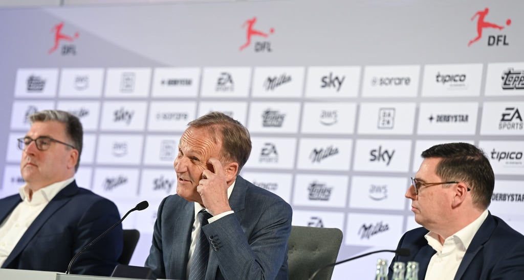 Hans-Joachim Watzke (M) ist der Aufsichtsratsvorsitzende der Deutschen Fußball Liga.