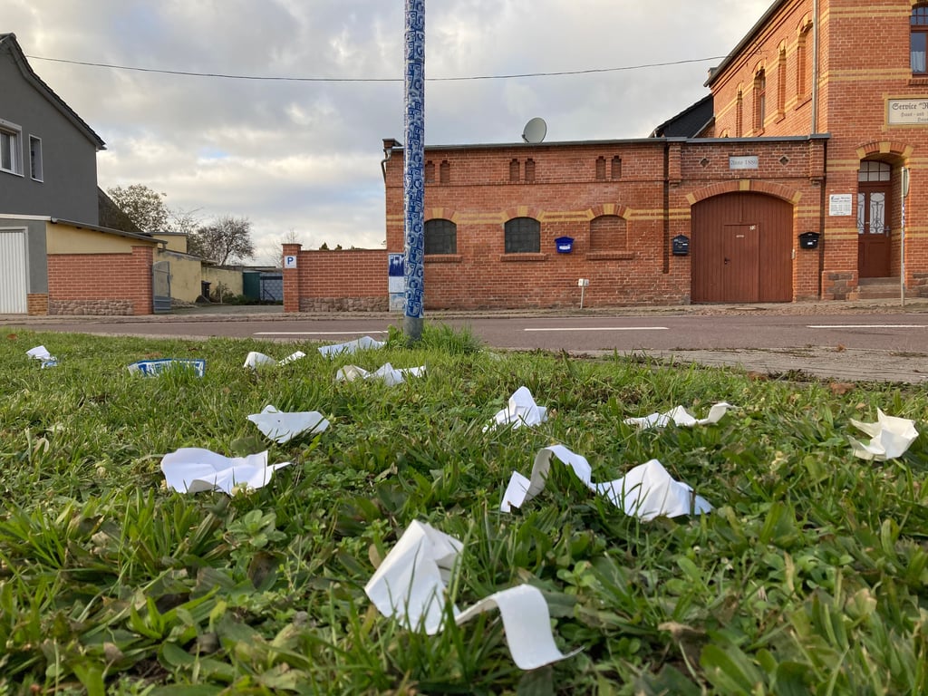 Immer wieder werden Laternen in Gröbzig beklebt, wie hier im November 2022.