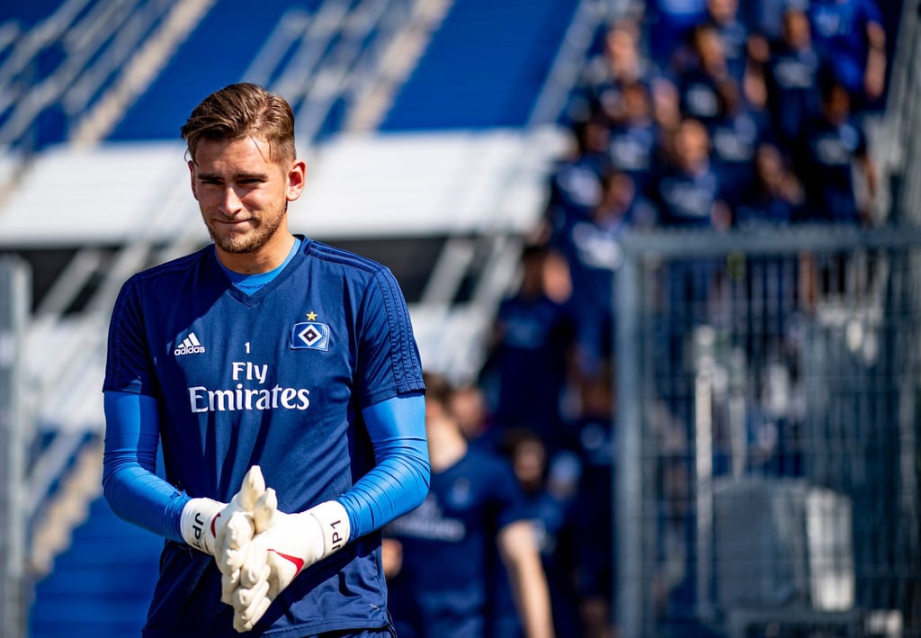 Hamburgs Torwart Julian Pollersbeck betritt das Trainingsgelände.