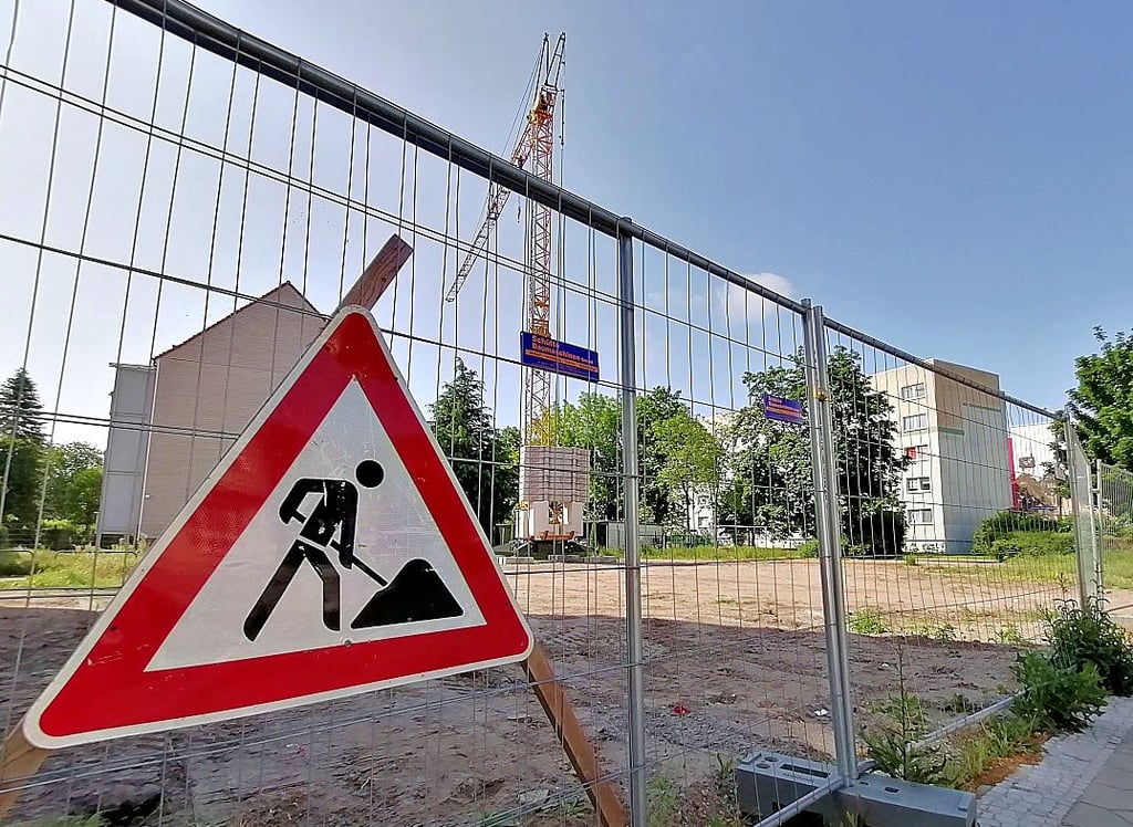 Ein Blick auf die Baustelle an der Scharnhorststraße, unweit des Norma-Marktes. Hier entsteht ein Mehrfamilienhaus.