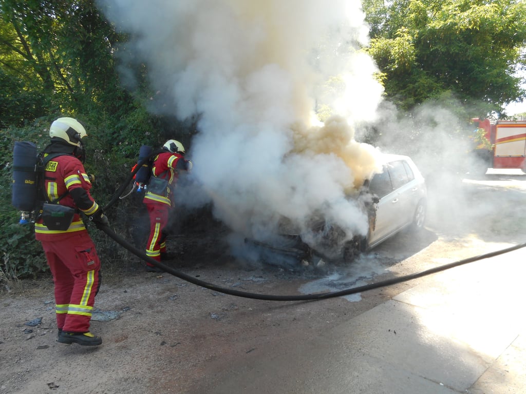 Im Bereich der Motorhaube fing das Fahrzeug Feuerwehr, die Feuerwehr war im Einsatz. Der Pkw stand in der Dessauer Lessingstraße.