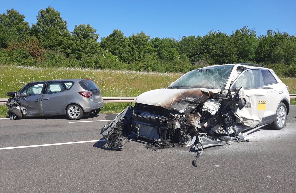 Die beiden Fahrzeuge nach dem Unfall auf der B 91.