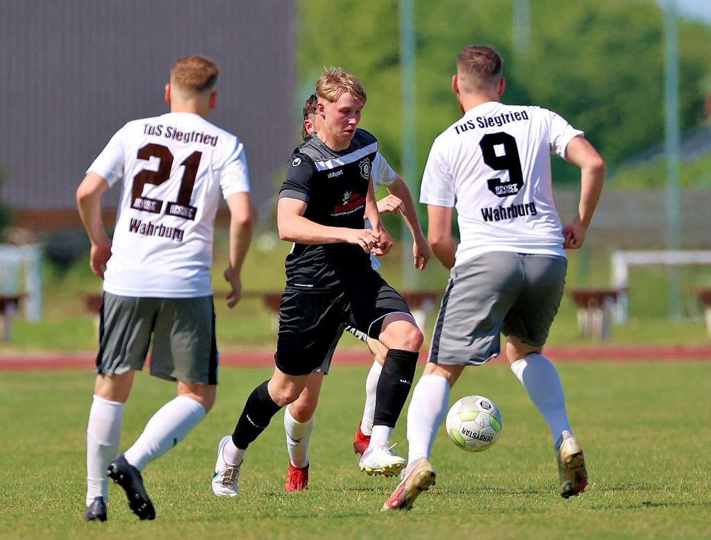 Machte mit seinen Saisontoren elf und zwölf den Deckel gegen den TuS Wahrburg drauf: Anton Fink (M.), der der beste Torschütze des VfB Ottersleben ist.
