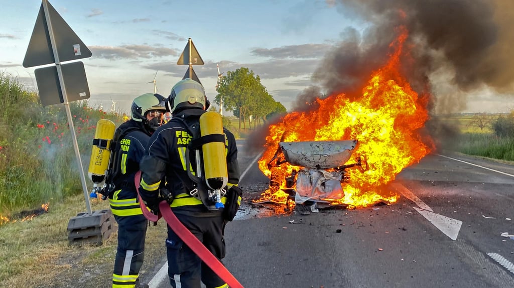 Als die Ascherslebener Feuerwehr bei einem Unfall auf der B180 eintraf, stand eines der Fahrzeuge bereits in Vollbrand.