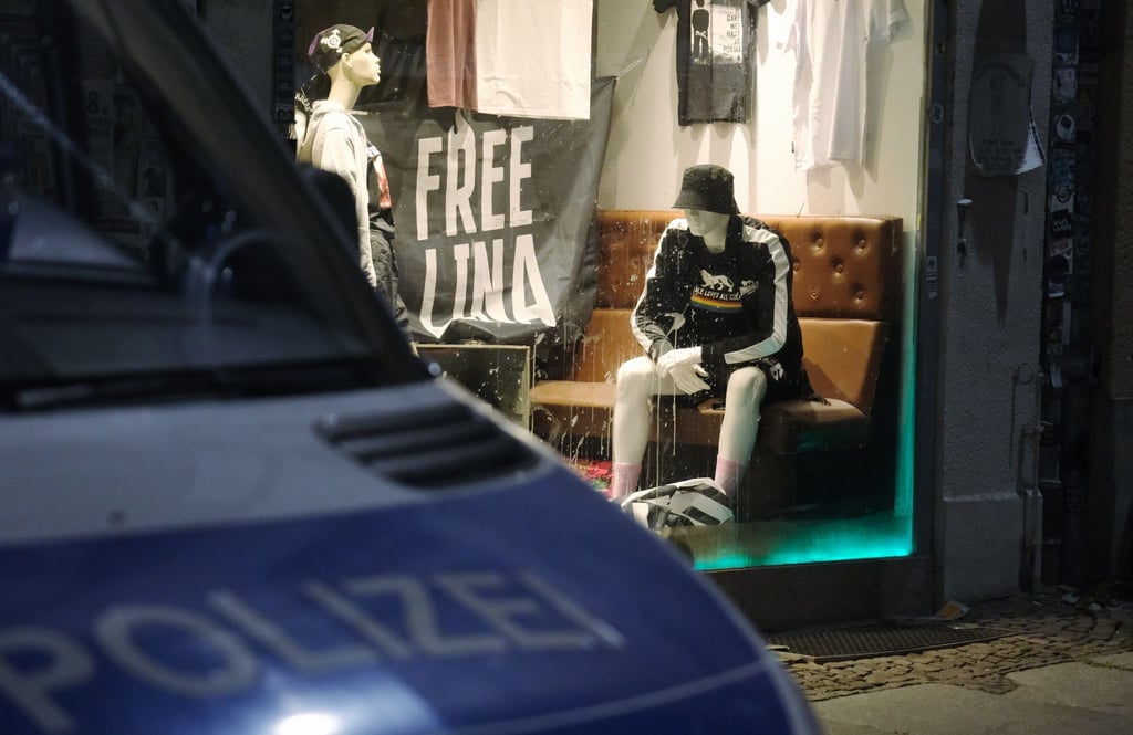 Ein Transparent mit „Free Lina“ hängt im Schaufenster eines Geschäftes in Leipzig-Connewitz.