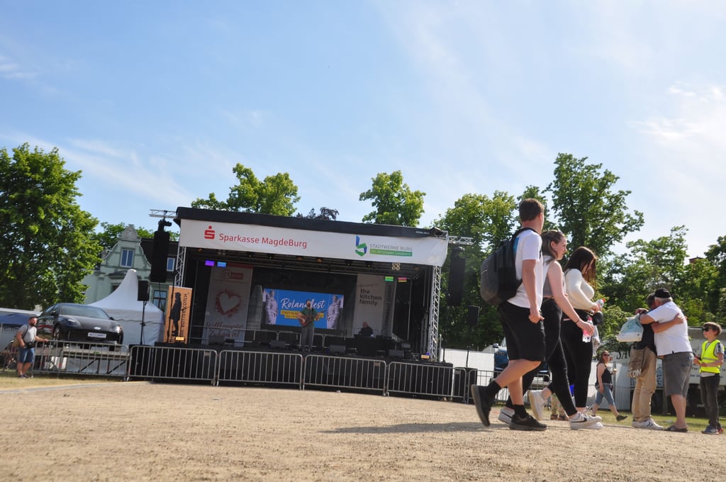 Viel Platz zum Feiern vor der Bühne und nur wenige Besucher: Beiu Rolandfest 2023 im Goethepark von Burg blieb der uschauerzuspruch überschaubar.
