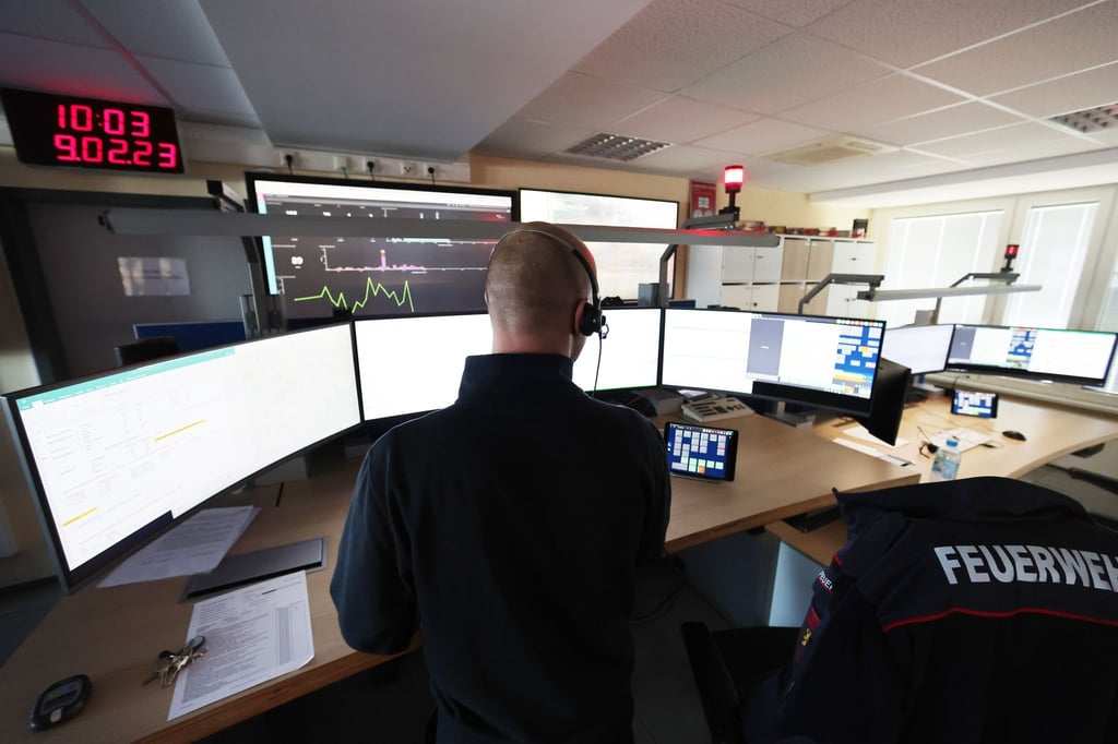 Ein Feuerwehrmann arbeitet in der Rettungsleitstelle, in der die Notrufe aus Ostthüringen einlaufen.