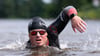 Joseph Heß schwimmt während einer Trainingseinheit in der Elbe.