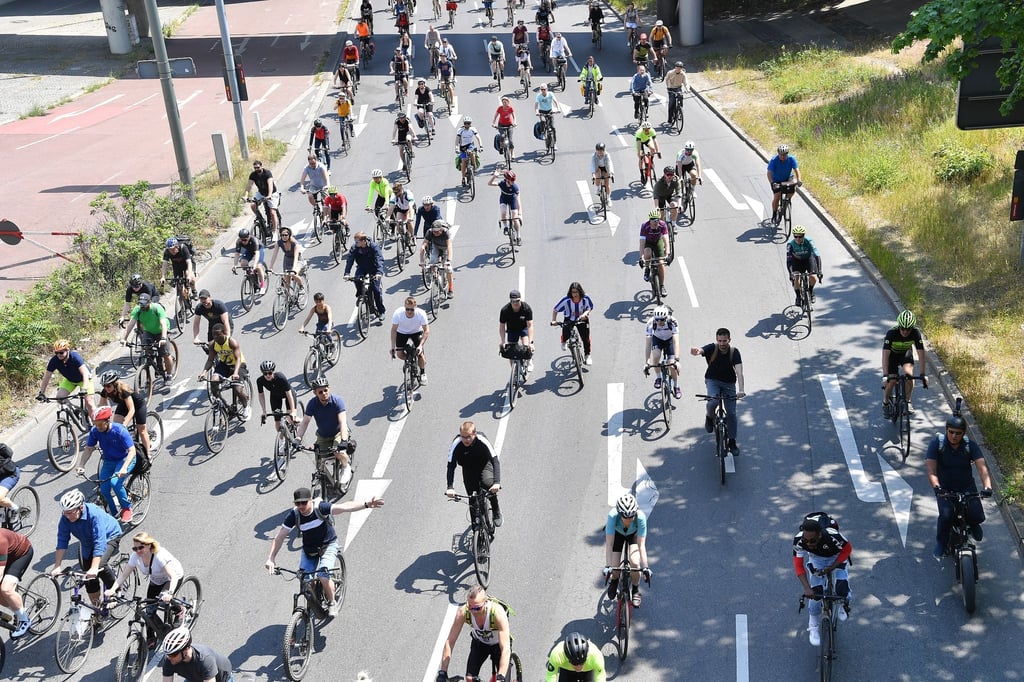 Teilnehmer an der ADFC Sternfahrt sind auf der Stadtautobahn in Richtung Funkturm unterwegs.