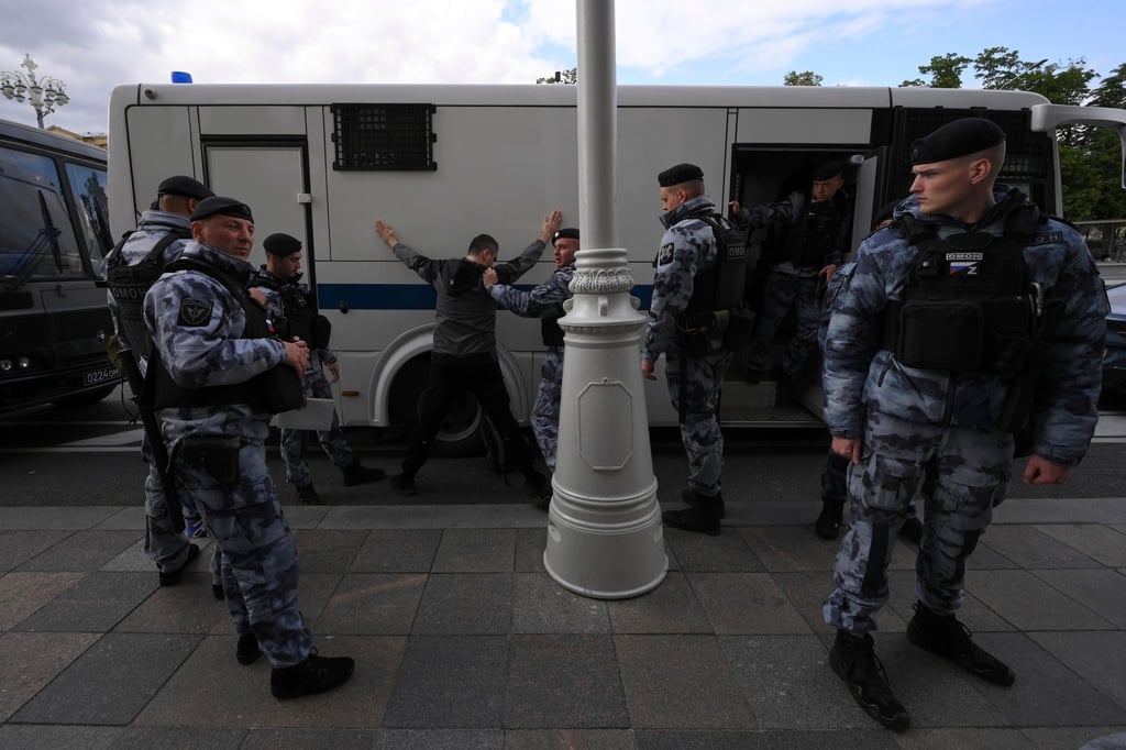 Polizisten halten einen Demonstranten auf dem Puschkinskaja-Platz in Moskau fest.