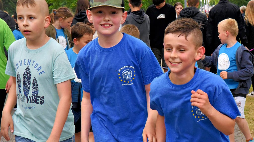 Der achtjährige Benjamin Weiss (r.) schaffte beim Spendenlauf 50 Runden, das sind 25 Kilometer.