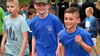 Der achtjährige Benjamin Weiss (r.) schaffte beim Spendenlauf 50 Runden, das sind 25 Kilometer.