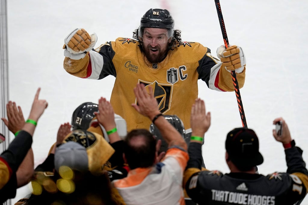 Mark Stone von den Vegas Golden Knights feiert den Sieg gegen die Florida Panthers mit den Fans.