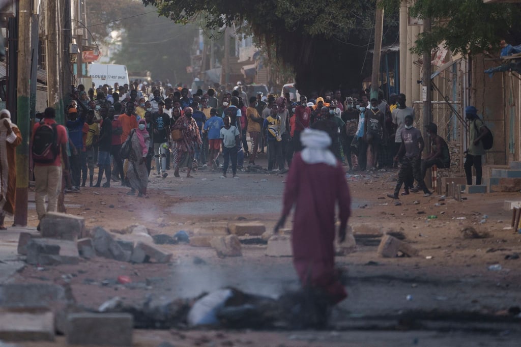 Demonstranten auf einer Straße in Dakar. Die gewalttätigen Proteste waren ausgebrochen, nachdem am Donnerstag der führende Oppositionspolitiker und Präsidentschaftskandidat Sonko wegen Missbrauchs zu zwei Jahren Haft verurteilt wurde.