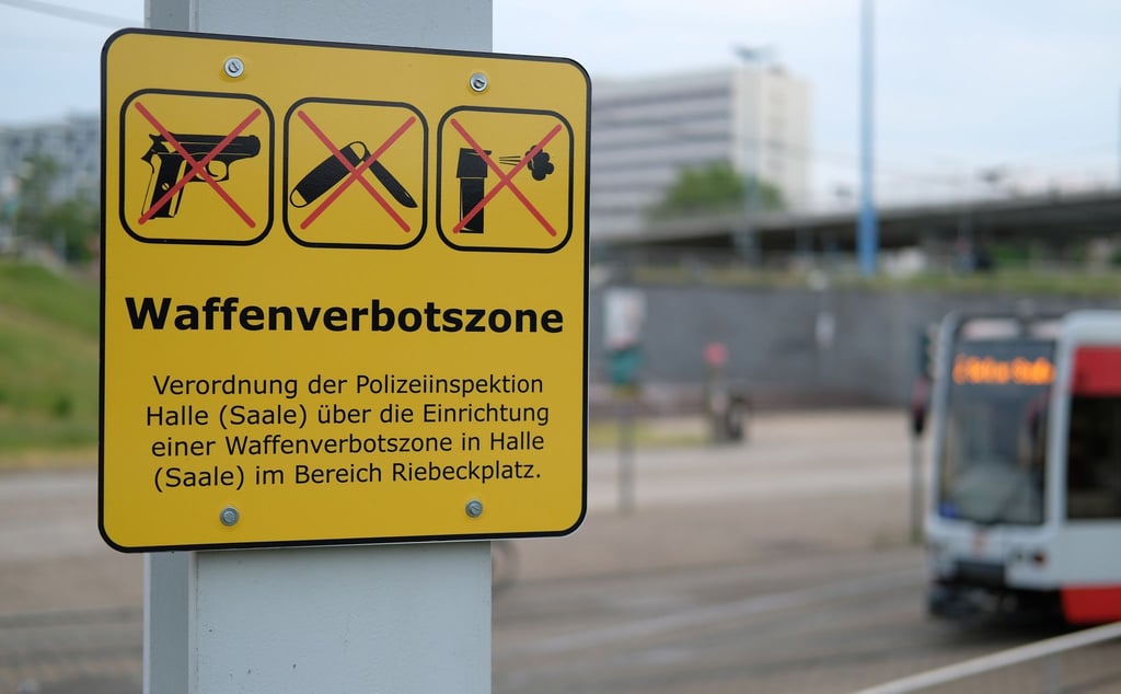 Messer, Pfefferspray und Co. sind hier untersagt: Die Waffenverbotszone am Hauptbahnhof Halle.