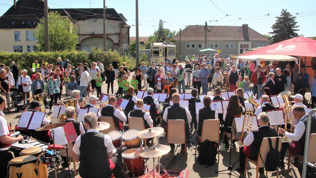 Im Betriebshof der Straßenbahn fand ein buntes Programm statt, bei dem das Jugendblasorchester Halberstadt der Jubilarin mit einem „Geburtstagsständchen“ gratulierte und die Besucher unterhielt.
