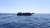 Boot mit Flüchtlingen vor der libyschen Küste. Seit Monaten versuchen sehr viele Menschen, von Nordafrika aus über die gefährliche Mittelmeerroute Süditalien zu erreichen.