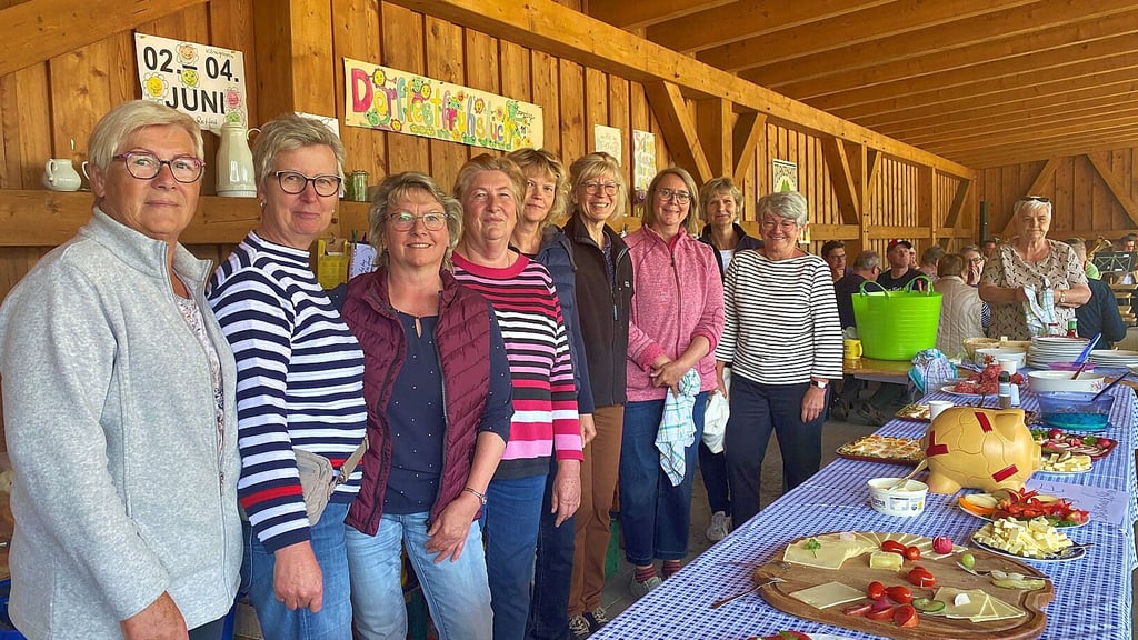 Ohne sie geht gar nichts: Die fleißigen Helferinnen beim Dorffestfrühstück.