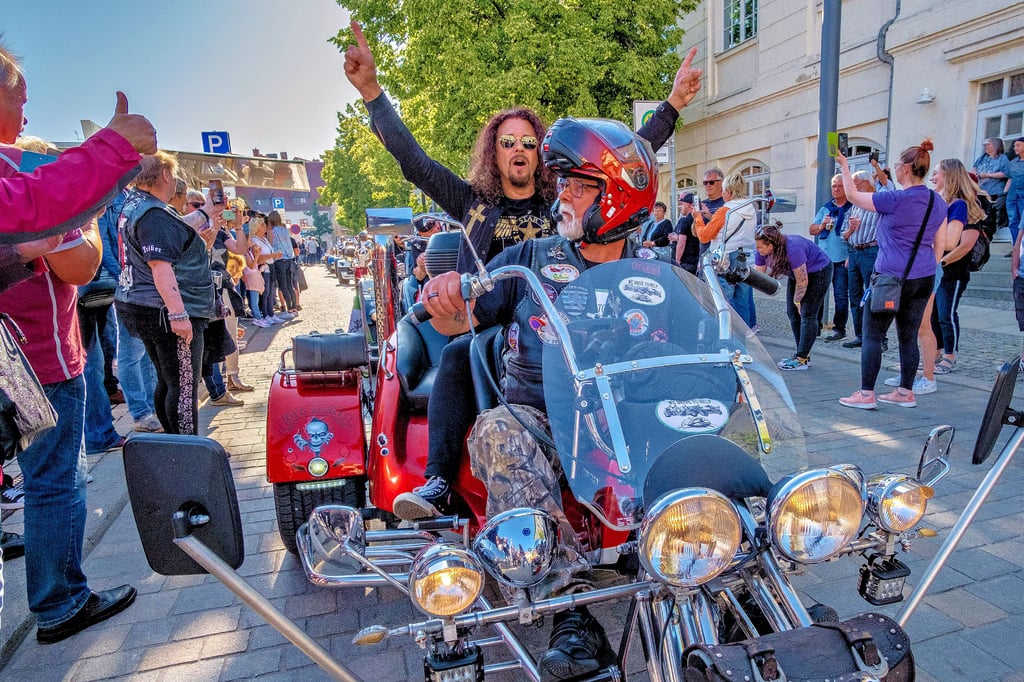 Sweet-Sänger Paul Manzi wird als Sozius von Hans Reucher von "We drvfe to help" auf den Altmarkt chauffiert. Die Gäste empfangen ihn und Bandkollegen mit Jubel, Applaus – und mit ihren Smartphones.