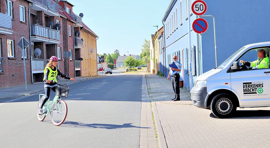 Auch die elfjährige Lucy Mennecke legte ihre Fahrradprüfung auf dem rund zwei Kilometer langen Kurs mit Erfolg ab. Polizeihauptkommisar Andre Bellmann beobachtet alles mit seinem geschulten Auge.