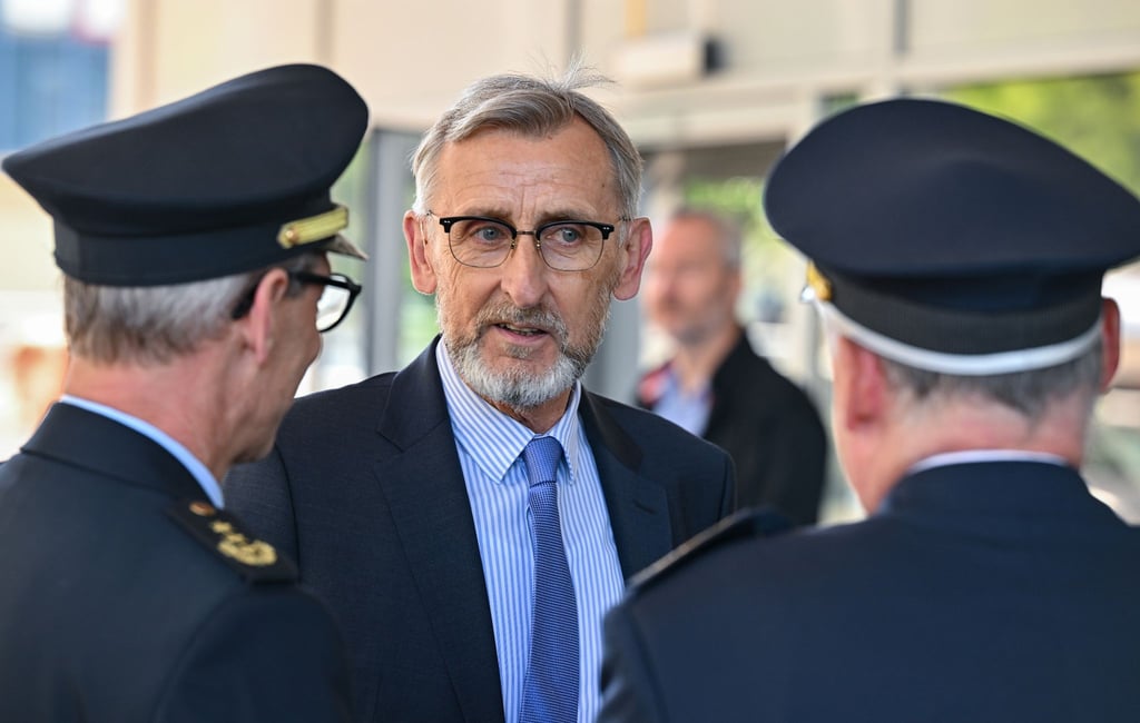 Armin Schuster, Innenminister in Sachsen, spricht mit Bundespolizisten.