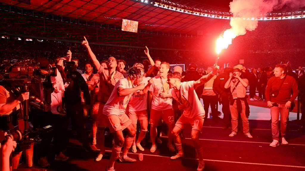 Dominik Szoboszlai hielt ein Bengalo zum Jubeln.