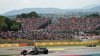 Der Brite Lewis Hamilton steuert den Mercedes-Boliden auf der Strecke in Barcelona.