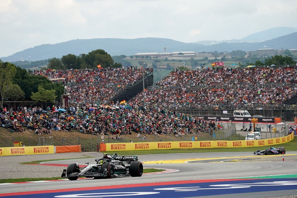 Der Brite Lewis Hamilton steuert den Mercedes-Boliden auf der Strecke in Barcelona.