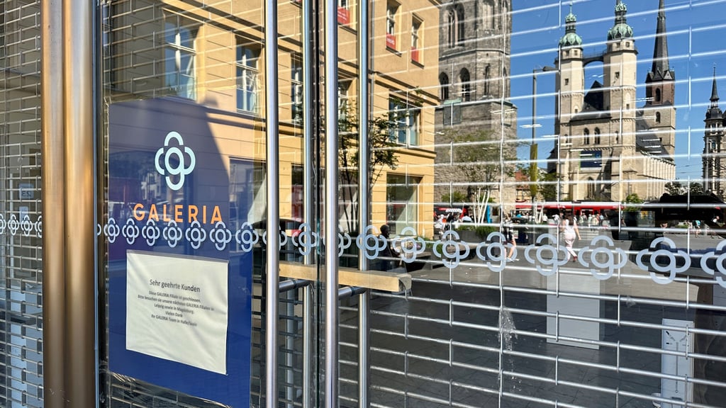 Der Markt mit der Stadtkirche spiegelt sich in den Schaufenstern des einstigen Warenhauses. Investor und Stadt suchen nach einer Nachnutzung.