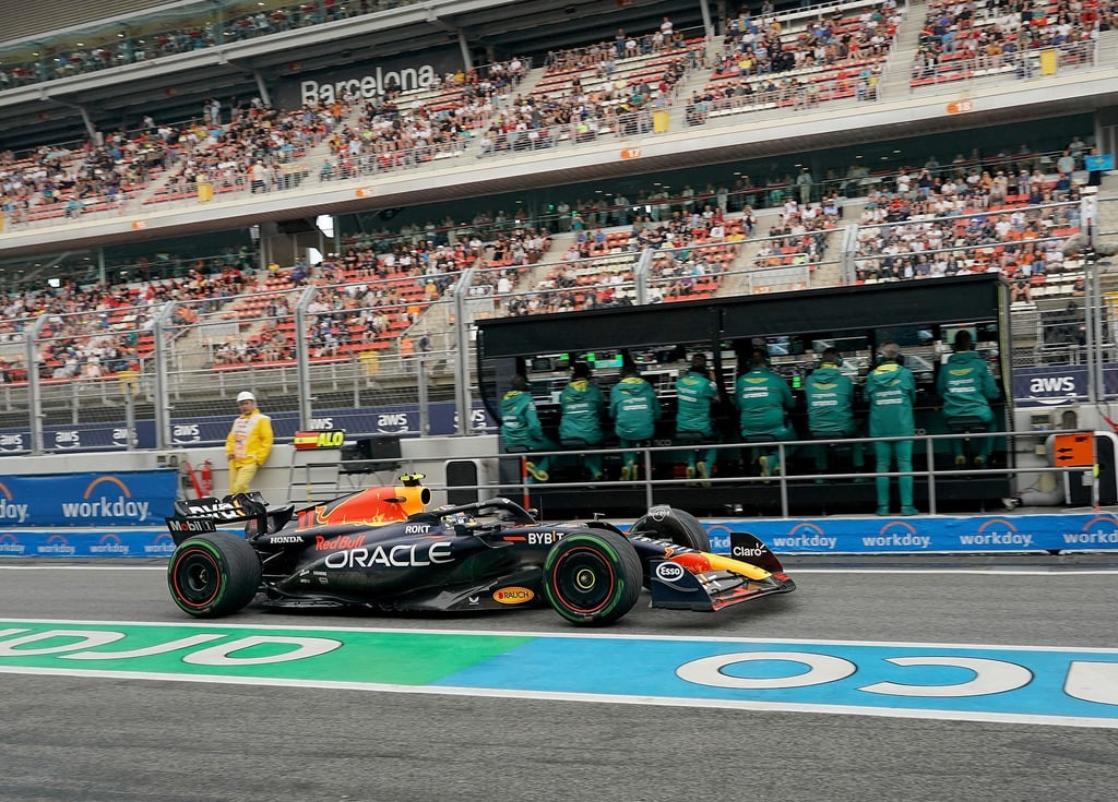 Sergio Perez ist in der Boxengasse unterwegs.