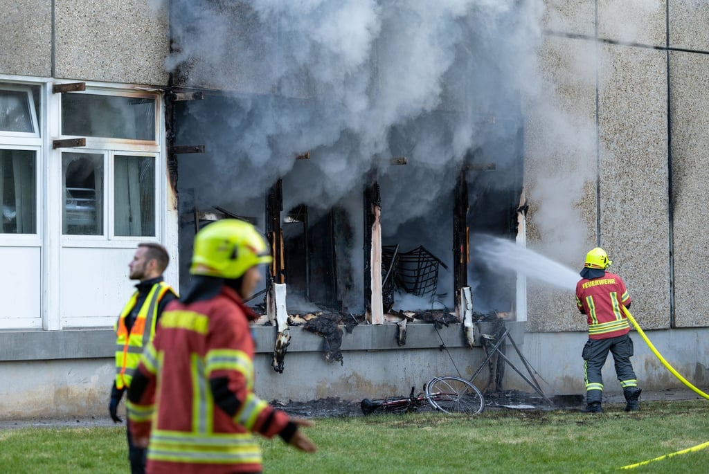 Die Feuerwehr beim Einsatz gegen die Flammen in der Flüchtlingsunterkunft in Apolda.