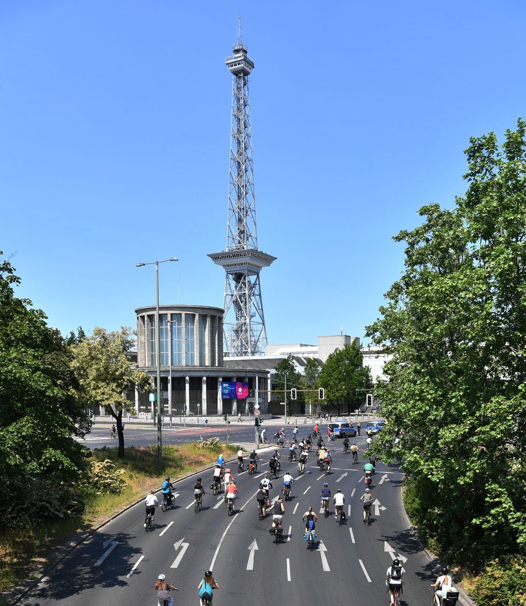 Teilnehmer an der ADFC Sternfahrt sind auf der Stadtautobahn in Richtung Funkturm unterwegs.