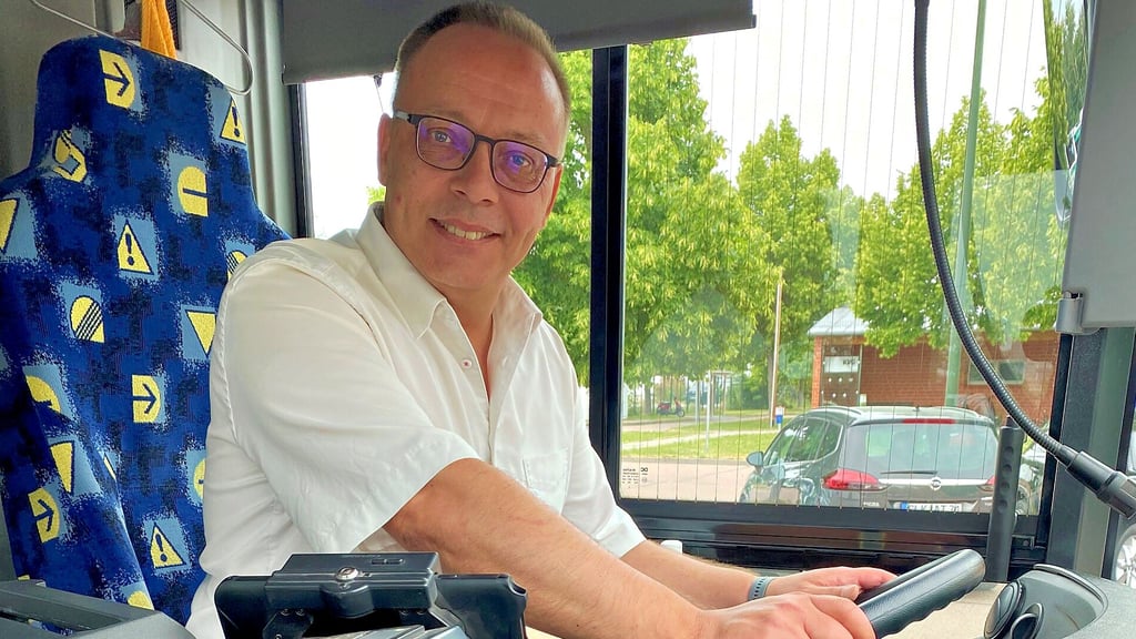 Der Geschäftsführer am Steuer: Gerd Haßkerl will Nachwuchs zur KVG locken und dort zur Fachkraft im Fahrbetrieb ausbilden.