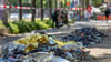 Wärmedecken, Kleidungsstücke und weiterer Müll liegen am Alexis-Schumann-Platz nach den Ausschreitungen am Rande der Demonstrationen nach dem Urteil gegen Lina E.