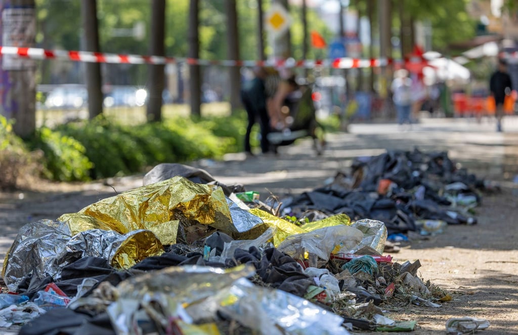Wärmedecken, Kleidungsstücke und weiterer Müll liegen am Alexis-Schumann-Platz nach den Ausschreitungen am Rande der Demonstrationen nach dem Urteil gegen Lina E.