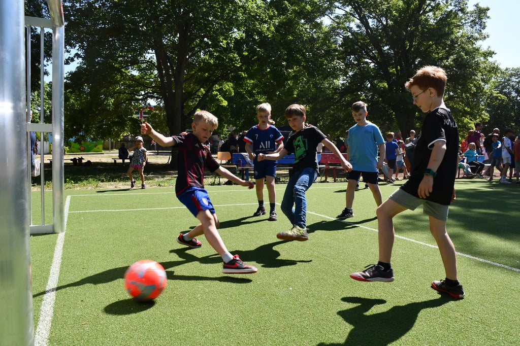 Der neue Bolzplatz wurde von den Grundschülern in Magdeburg direkt für ein Fußballspiel genutzt.