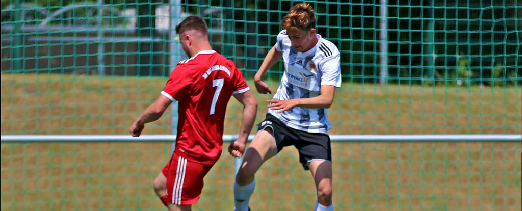 Die Fußballer des SV 09 Staßfurt, bei denen der 20-jährige Cedric Merker (rechts) über 90 Minuten auf dem Platz stand, mussten sich auch im Landesliga-Spitzenspiel gegen den Tabellenzweiten Rot-Weiß Kemberg deutlich geschlagen geben.