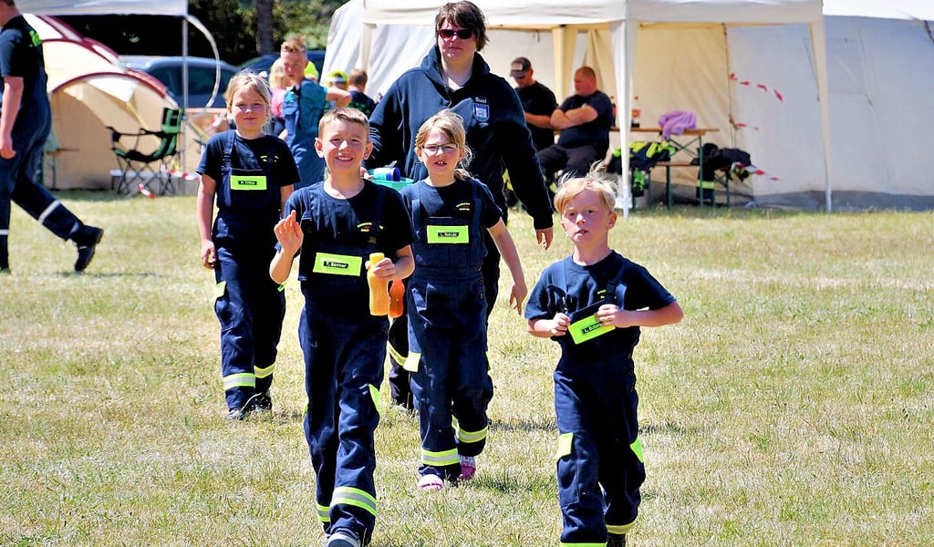 Das Team der Breitenroder Kinderfeuerwehr, Pia, Logan, Lia und Tayler mit ihrer Leiterin Susanne Schulz, auf dem Weg zur nächsten Station.