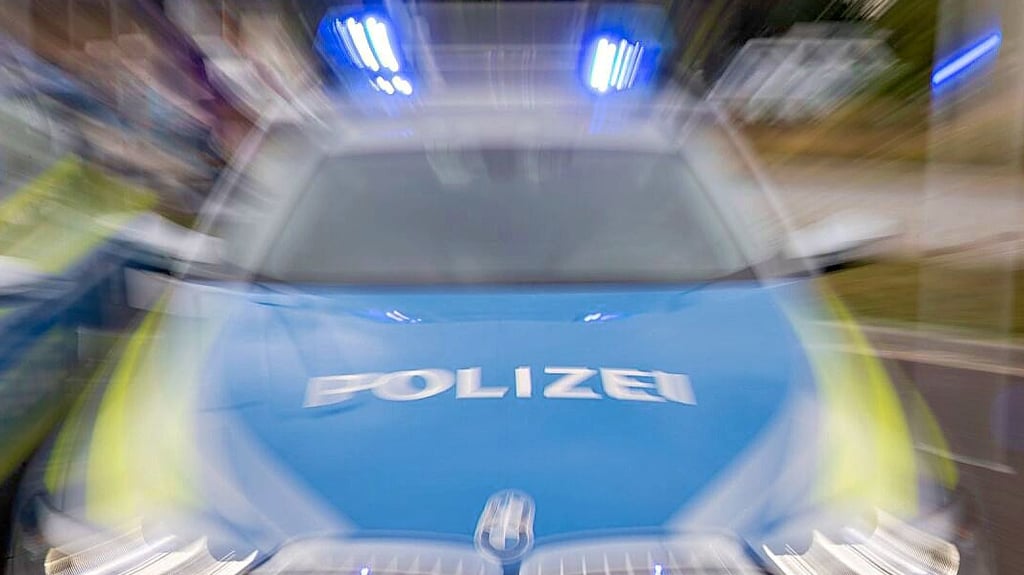 Die Polizei verfolgte am Samstag, 3. Juni, einen Verkehrsrowdy mit hohem Tempo bis kurz vor Quedlinburg. Dort rammte der Mann einen Einsatzwagen.