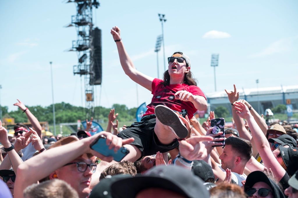 Crowdsurfing zum Abschluss des Open-Air-Festivals Rock im Park.