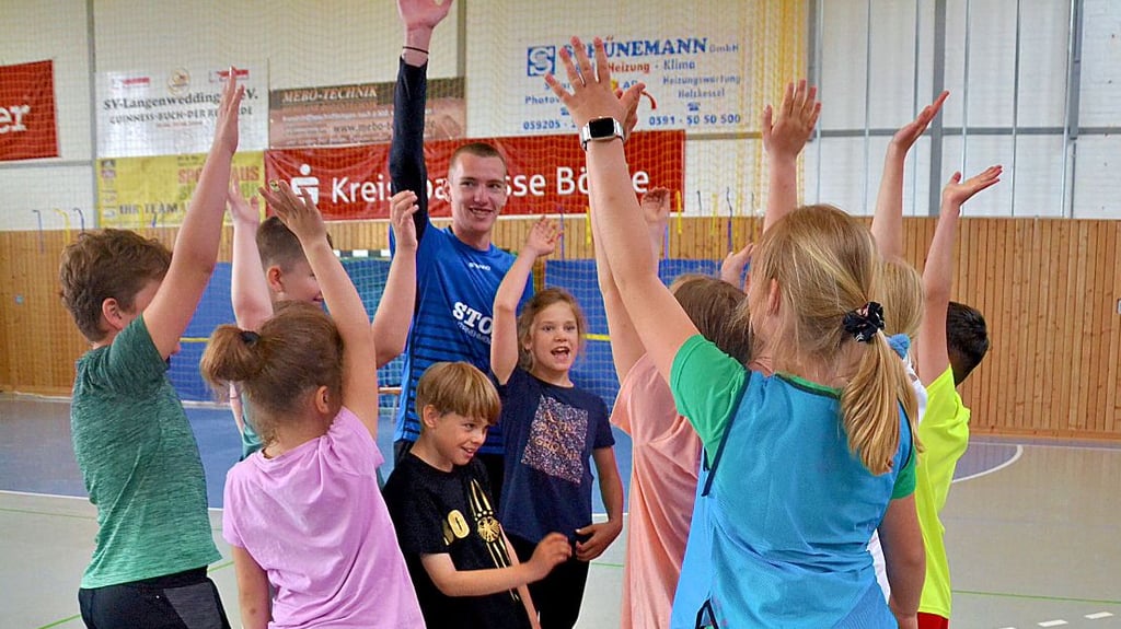 Mit dem Spruch „Wir sind ein Superteam“ machen sich das Team Blau und Praktikant Leon Gabriel für den nächsten Wettbewerb Mut.