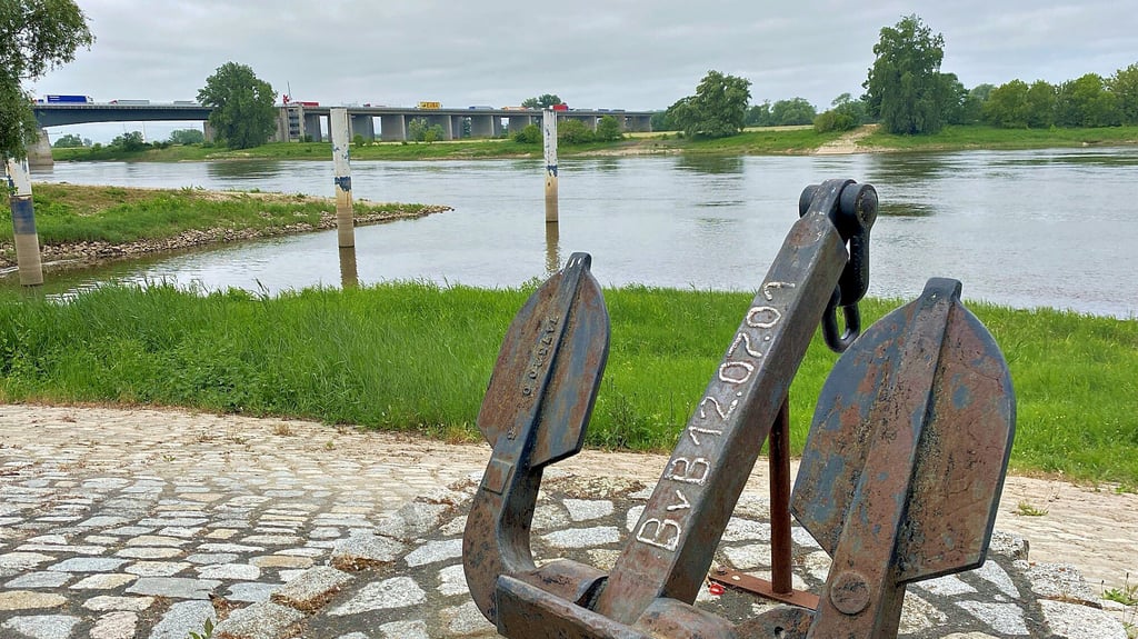 Hohenwarthe ist eng verbunden mit dem Wasser: Am westlichen Ortsrand fließt die Elbe vorbei (Foto), im Norden überquert der Mittellandkanal die Elbe.