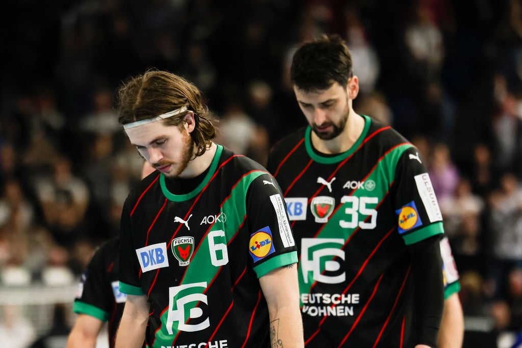 Berlins Jacob Holm (l) und Berlins Marko Kopljar reagieren enttäuscht nach der Niederlage in Kiel.