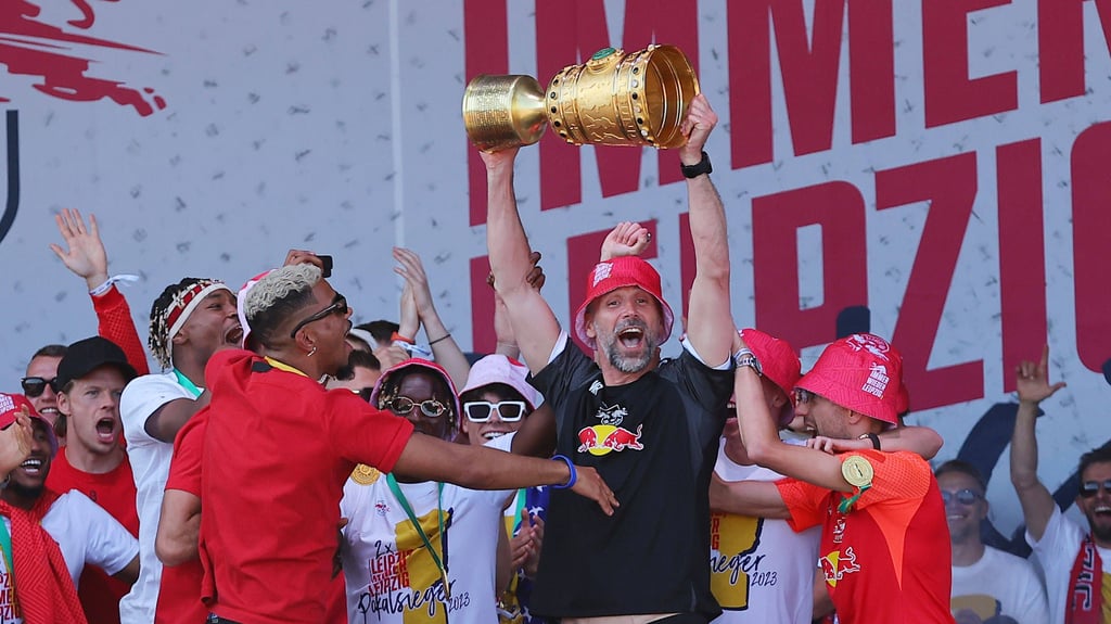 Am Ziel einer "harten" Saison: RB-Coach Marco Rose mit dem Pokal inmitten seiner Spieler