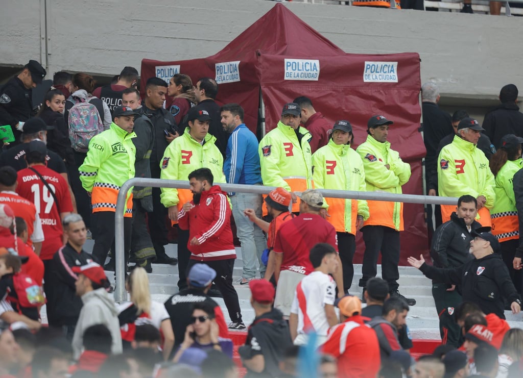 Polizisten und Sicherheitskräfte sichern einen Bereich, in dem ein Fan während des Spiels zwischen River Plate und Defensa y Justicia von einer Tribüne gestürzt und gestorben ist.