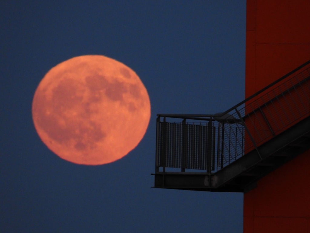 Dr sogenannte Erdbeermond über der Hafencity in Hamburg.