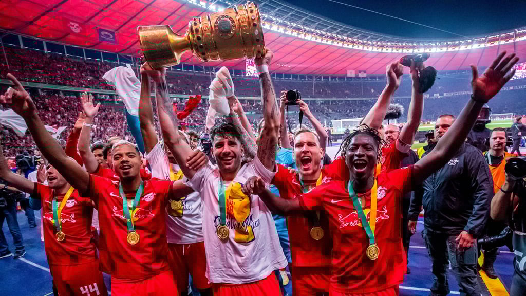 Leipzig on fire: Die RB-Helden mit dem Pott vor der Kurve.